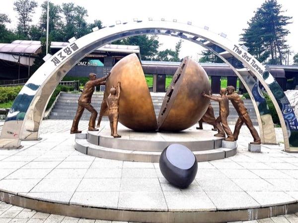 A must-see [DMZ & Gamaksan Suspension Bridge] on a Tour with Locals